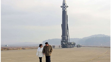 Potret Kim Jong Un membawa anak perempuannya di uji coba rudal