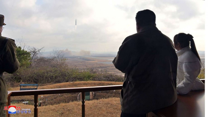 Potret Kim Jong Un membawa anak perempuannya di uji coba rudal