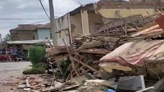Rumah roboh terdampak gempa 5,6 Magnitudo mengguncang Cianjur, Jawa Barat.