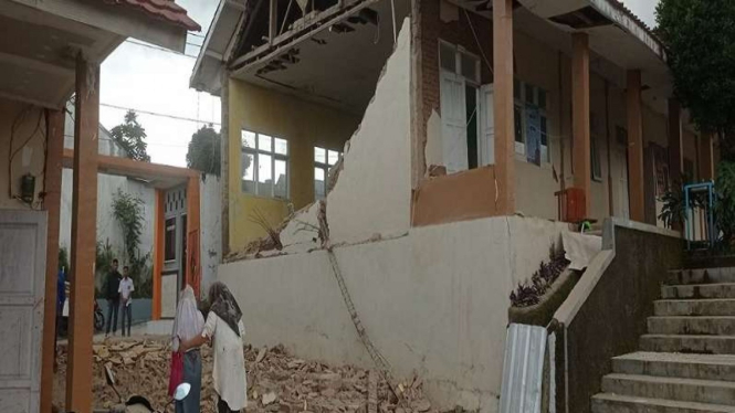 Rumah warga rusak akibat gempa yang melanda Cianjur.