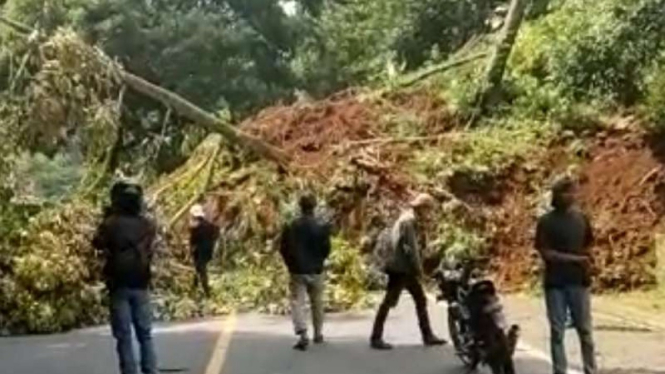 Longsor di jalur Cianjur arah Puncak.