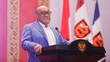 Aburizal Bakrie di Wisuda Universitas Bakrie