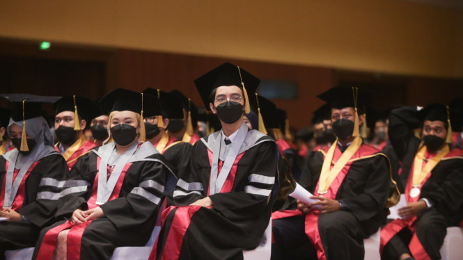 Wisuda Universitas Bakrie