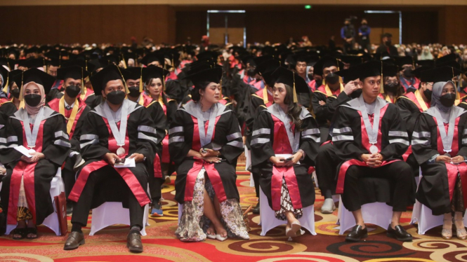 Wisuda Universitas Bakrie