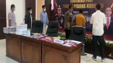 Polisi tangkap 8 kepala desa di Demak yang terlibat suap seleksi perangkat desa.