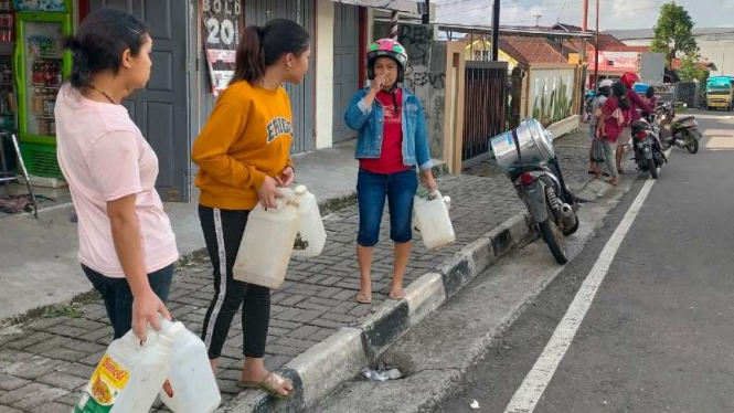 Warga NTT mengantre minyak tanah.
