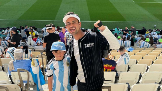 Raffi Ahmad dan Rafathar menonton Piala Dunia 2022 di Qatar
