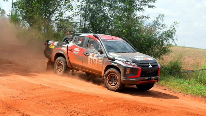 VIVA Otomotif: Mobil Triton Tim Mitsubishi Ralliart di ajang AXCR 2022