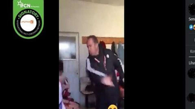 Jepretan layar (screenshot) Sebuah video yang diklaim pelatih menampar pemain di ruang ganti tim sepak bola Qatar beredar di media sosial dan kali pertama disebarkan salah satu akun Facebook pada 21 November 2022.