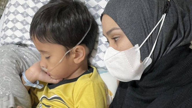Zaskia Adya Mecca bersama putranya, Bhai Kaba Bramantyo