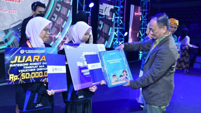 Peraih gelar juara kompetisi robot madrasah