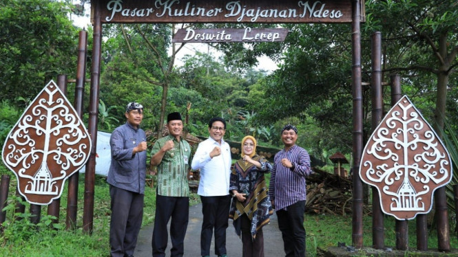 (Mendes PDTT, Abdul Halim Iskandar memyambangi Kantor Desa Lerep, Kamis (24/11)