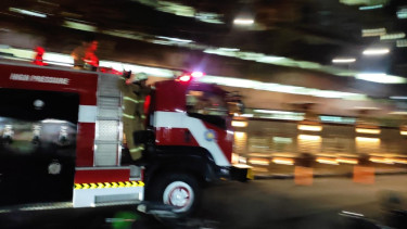 Mobil Kebakaran padamkan gedung Bareskrim Polri