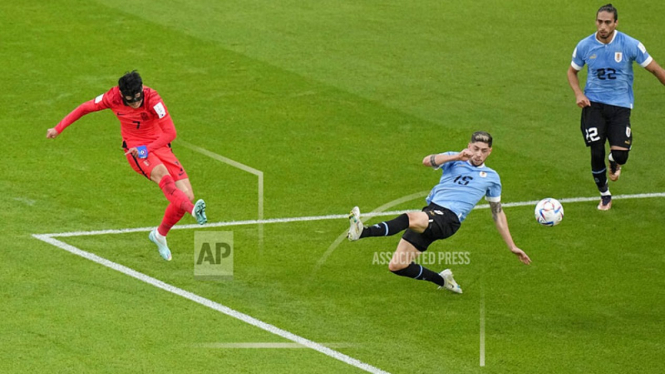 Aksi Son Heung-min saat Korsel vs Uruguay di Piala Dunia 2022