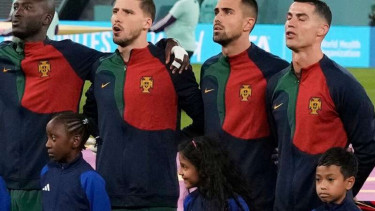 Kapten Timnas Portugal, Cristiano Ronaldo (paling kanan) bersama bocah Indonesia