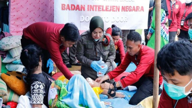 Tim Medis Medical Intelligence (MI) BIN memberikan pelayanan kesehatan