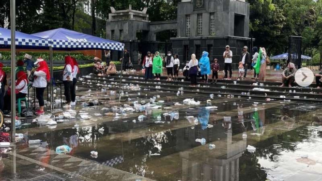 Penampakan sampah di Jalan Sudirman 