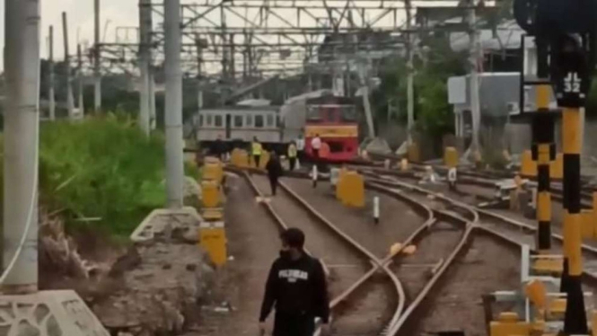 KRL Commuter Line Anjlok di Kampung Bandan.