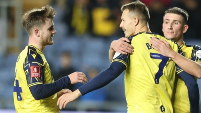 Para pemain Oxford United merayakan gol. 