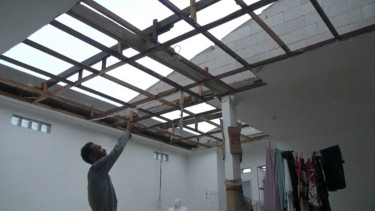 Atap rumah warga diterjang angin puting beliung di Kabupaten Bekasi.