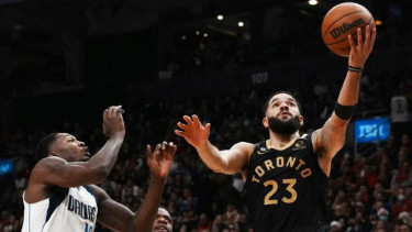 Pemain Toronto Raptors, Fred VanVleet (kanan) saat melawan Dallas Mavericks.