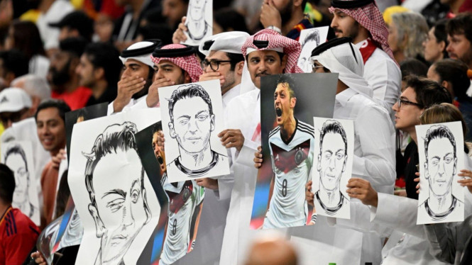 Aksi tutup mulut suporter dalam pertandingan Jerman melawan Spanyol