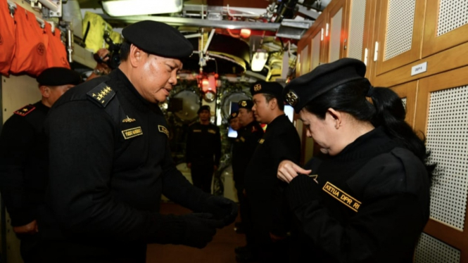 VIVA Militer: KSAL Yudo berikan Brevet Hiu Kencana ke Ketua DPR RI Puan Maharani