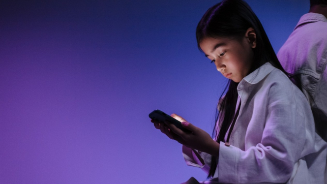 Ilustrasi anak main gadget.