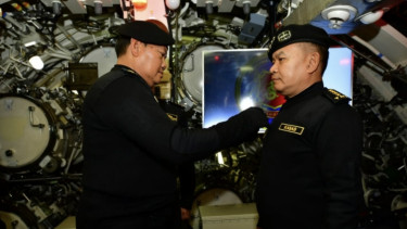 VIVA Militer: KSAL Yudo Margono sematkan Brevet Hiu Kencana ke KSAD Dudung