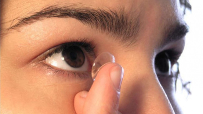 Ilustrasi pakai soft lens