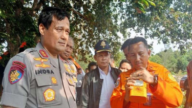 Tim SAR menunjukkan benda diduga ELT dari helikopter Polri NBO-105  yang jatuh