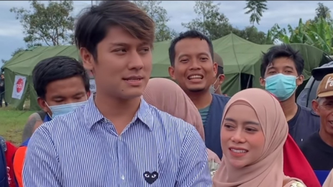 Rizky Billar dan Lesti Kejora kunjungi kamp pengungsian korban gempa Cianjur 
