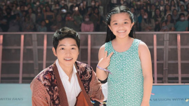 Arsy grogi saat berfoto Song Joong Ki
