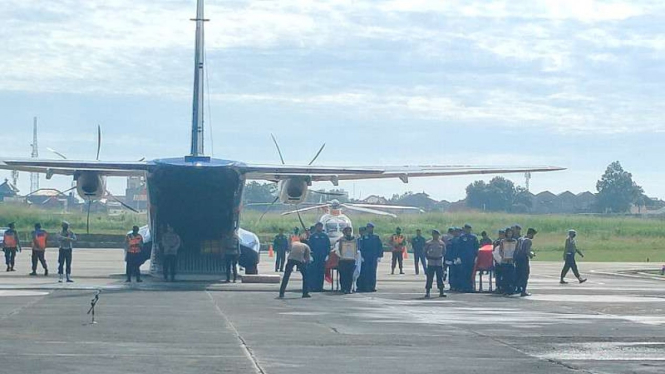 2 jasad kru helikopter Bolco P-1103 tiba di Pondok Cabe.