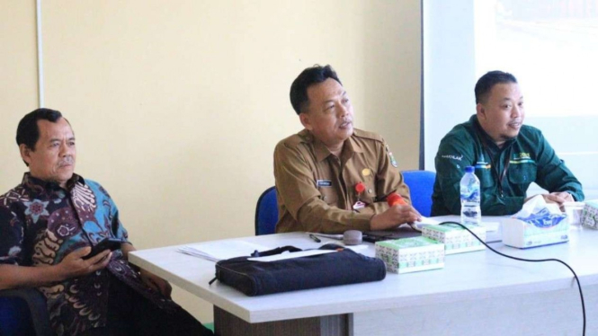 Kepala Disnaker Kabupaten Tangerang, Rudi Hartono (tengah).