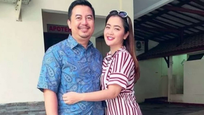 Vega Darwanti dan suaminya