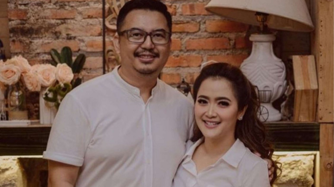 Vega Darwanti dan suaminya