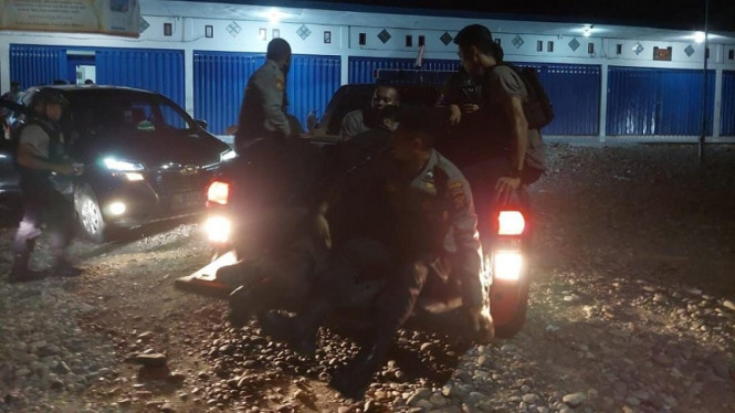 Polisi mengevakuasi Brigpol M Yushdar, korban penembakan OTK di Yahukimo, Papua