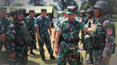 VIVA Militer: Pemeriksaan kesiapan pasukan Yonif 407/Padma Kusuma.