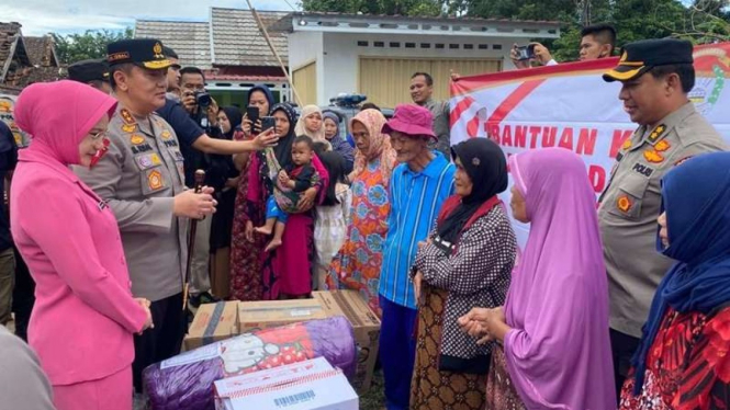 Kapolda Riau Irjen Mohammad Iqbal menyerahkan langsung bantuan gempa Cianjur