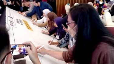 Sejumlah organisasi dan komunitas itu, termasuk Perludem, juga KPU dan Bawaslu, menandatangani komitmen untuk melawan penyebaran hoaks dalam forum Indonesia Fact-Checking Summit (IFCS) 2022 di Hotel AOne, Jakarta, Rabu, 30 November 2022.
