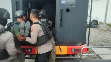Anggota Brimob yang ditembak KKB Papua saat dievakuasi.