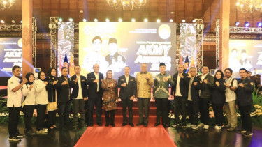 Ketua Karang Taruna Provinsi Banten Andika Hazrumy menerima penghargaan AKMY Award 2022.