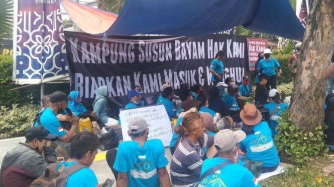Sejumlah warga Kampung Bayam, Jakarta, mendirikan tenda di depan Balai Kota DKI.