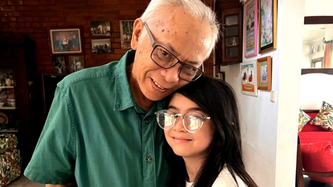 Almarhum ayahanda Ben Kasyafani, Ashar Budiman bersama sang cucu, Sienna.