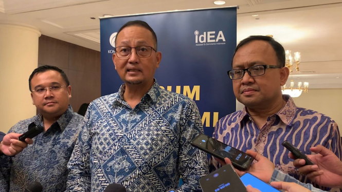 Direktur Jenderal Aplikasi dan Informatika Kemenkominfo Semuel Abrijani Pangerapan (tengah).