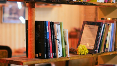 Sumber : https://www.pexels.com/id-id/foto/buku-buku-dalam-ruangan-kehidupan-tenang-rak-buku-14251038/