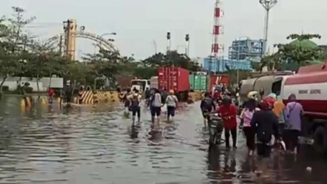 Rob terjang Pelabuhan Tanjung Mas Semarang, Jumat, 2 Desember 2022.