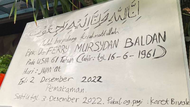 Papan pengumuman di rumah duka kediaman almarhum Ferry Mursyidan Baldan.