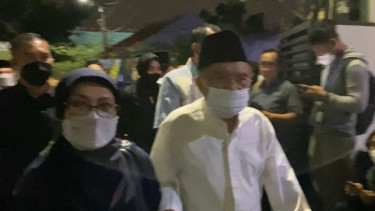 Jusuf Kalla dan istri takziah ke kediaman almarhum Ferry Mursyidan Baldan.